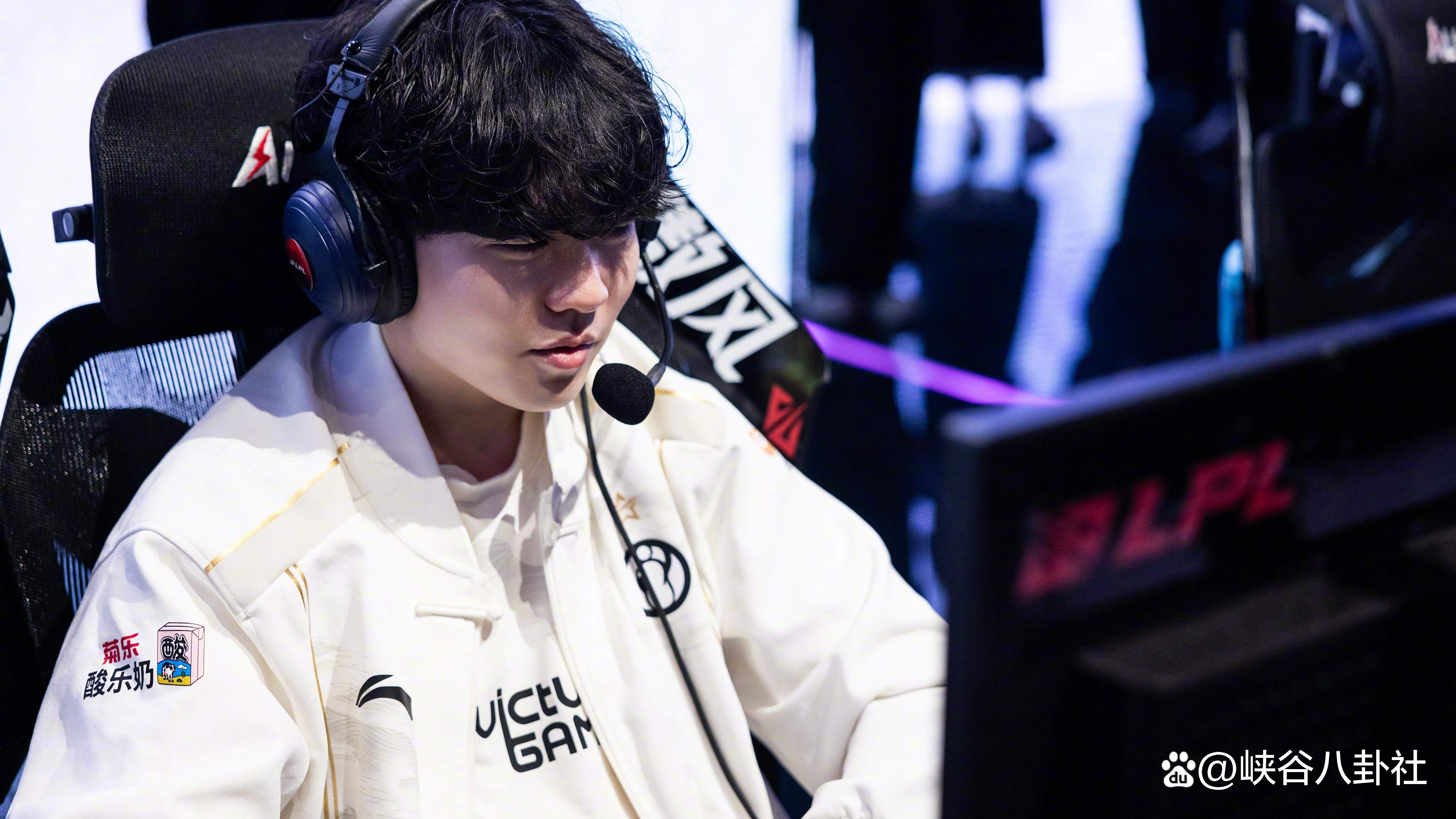 包含刷新纪录首场状态出色,澳大利亚队观众沸腾!,Rookie重返赛场热度持续攀升的词条 包含刷新纪录首场状态出色,澳大利亚队观众沸腾!,Rookie重返赛场热度持续攀升的词条